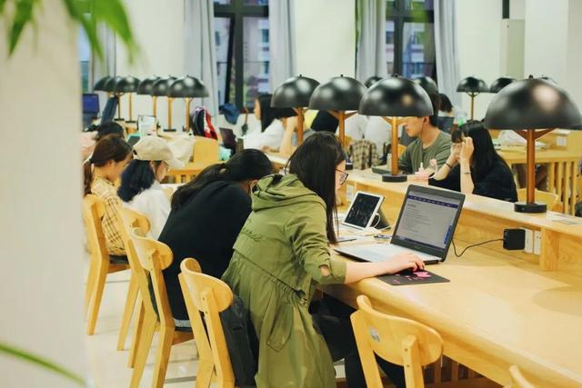 华东理工大学图书馆，华东理工大学图书馆对外开放吗（“云游”沪上37所高校图书馆）