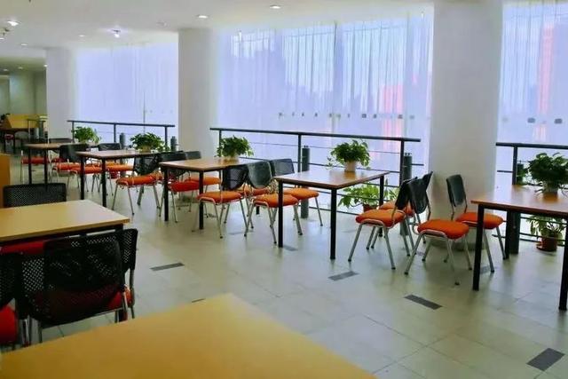 华东理工大学图书馆，华东理工大学图书馆对外开放吗（“云游”沪上37所高校图书馆）