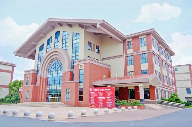 华东理工大学图书馆，华东理工大学图书馆对外开放吗（“云游”沪上37所高校图书馆）