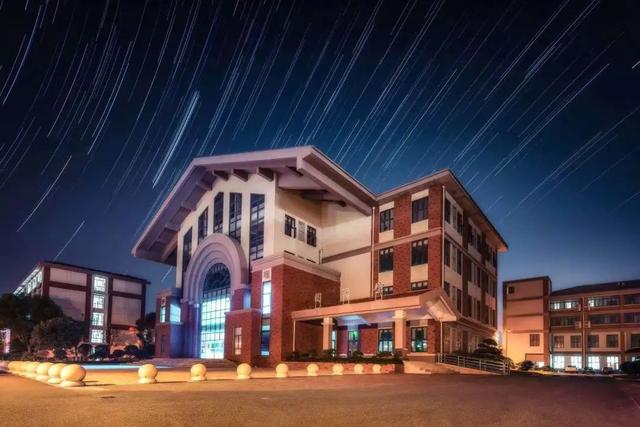 华东理工大学图书馆，华东理工大学图书馆对外开放吗（“云游”沪上37所高校图书馆）