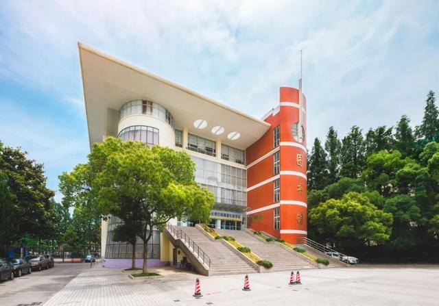 华东理工大学图书馆，华东理工大学图书馆对外开放吗（“云游”沪上37所高校图书馆）