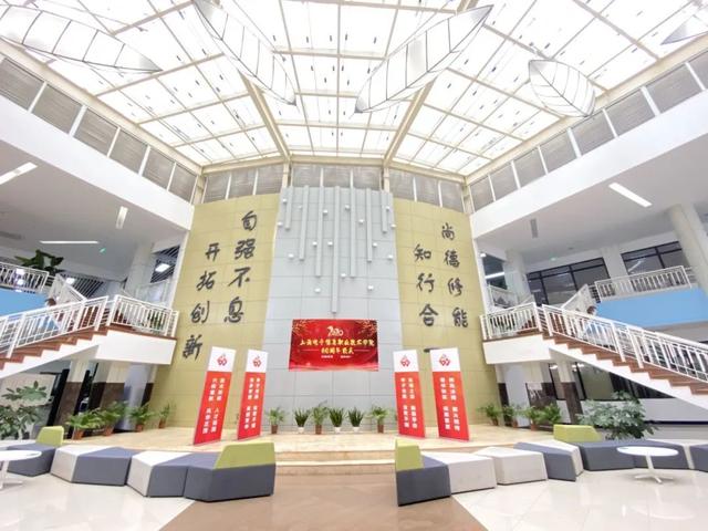 华东理工大学图书馆，华东理工大学图书馆对外开放吗（“云游”沪上37所高校图书馆）