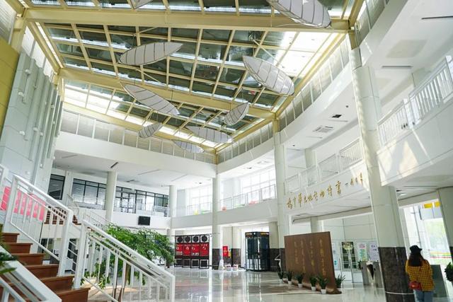 华东理工大学图书馆，华东理工大学图书馆对外开放吗（“云游”沪上37所高校图书馆）