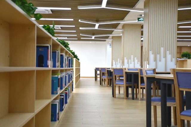 华东理工大学图书馆，华东理工大学图书馆对外开放吗（“云游”沪上37所高校图书馆）