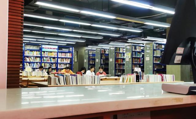 华东理工大学图书馆，华东理工大学图书馆对外开放吗（“云游”沪上37所高校图书馆）