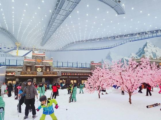 最接地气的冰上运动是哪几种，冰上运动分为（成都融创雪世界开启冰雪季“首秀）