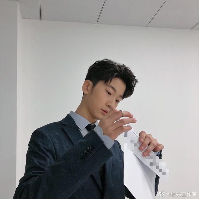 13岁帅哥照片,13岁帅哥照片高清头像(西装打领带霸道总裁范十足)