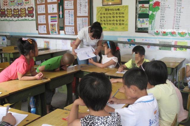 避孕套使用方法，未婚女老师练习安全套的使用方法时