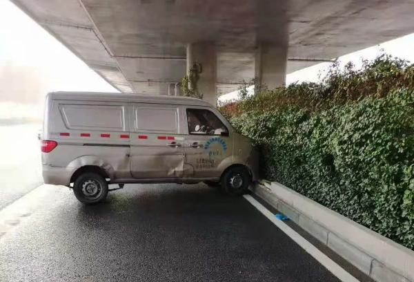 brt是什么车，喝大了，竟把车横在BRT车道