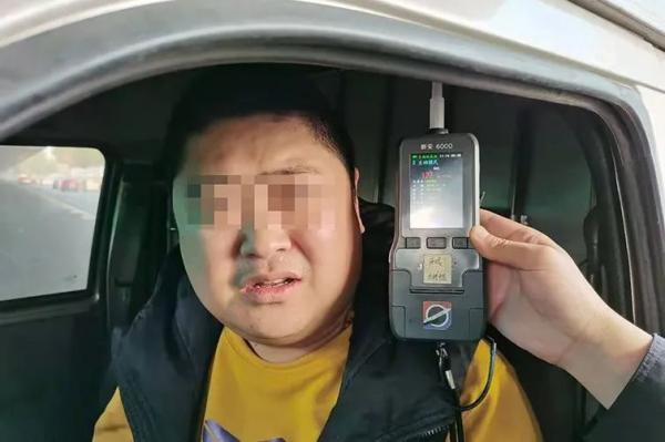 brt是什么车，喝大了，竟把车横在BRT车道