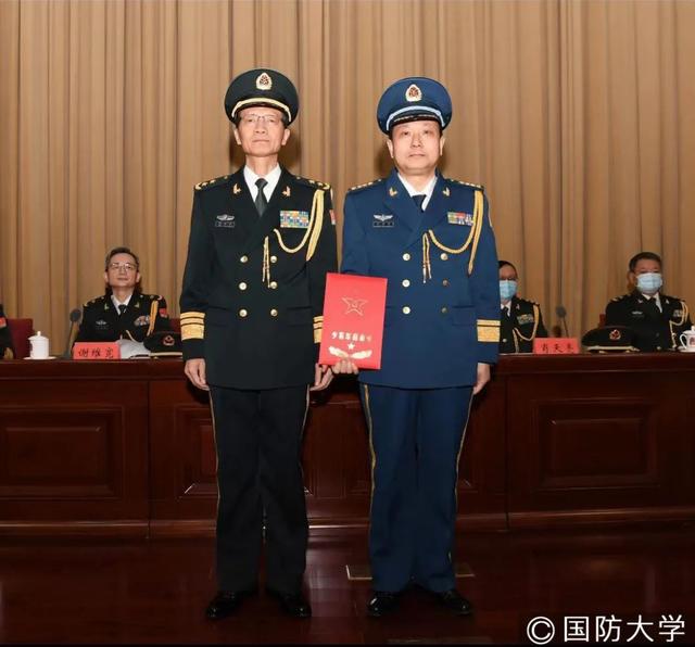 国防大学出来什么军衔，湖南长沙国防大学出来什么军衔（国防大学举行宣布中央军委命令大会暨晋升少将军衔仪式）