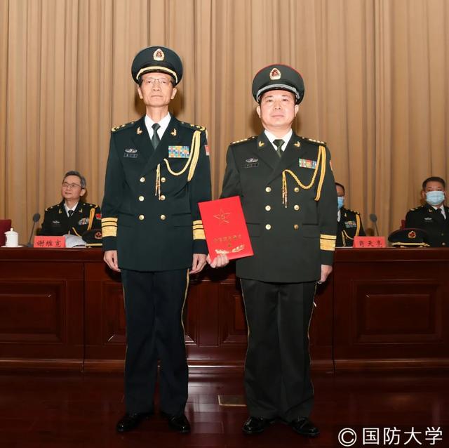 国防大学出来什么军衔，湖南长沙国防大学出来什么军衔（国防大学举行宣布中央军委命令大会暨晋升少将军衔仪式）