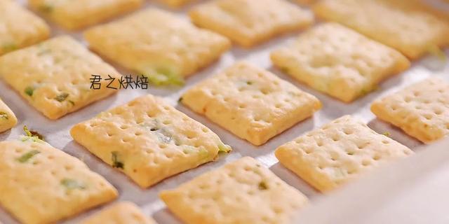 葱香苏打饼干的做法，小苏打香葱饼干的做法（我吃个不停的香葱苏打饼干）