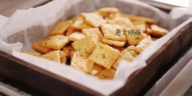 葱香苏打饼干的做法，小苏打香葱饼干的做法（我吃个不停的香葱苏打饼干）
