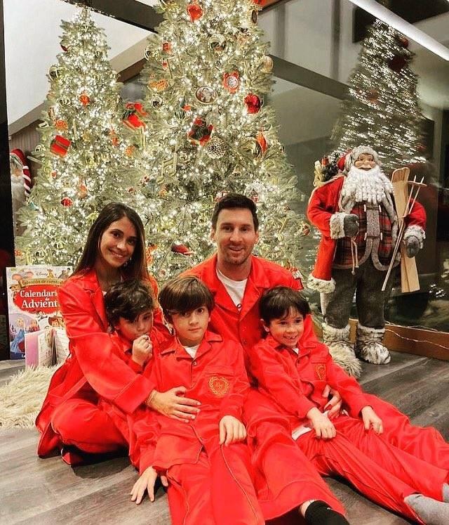 祝你圣诞快乐，祝你圣诞快乐吉他谱（安东内拉晒梅西一家的圣诞合照）