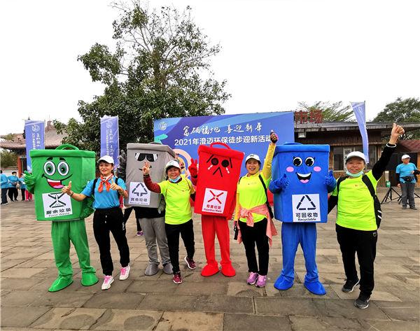 中学老师徒手夺刀救下浑身是血女子，男子街头（2021年澄迈环保徒步迎新活动活力开启）