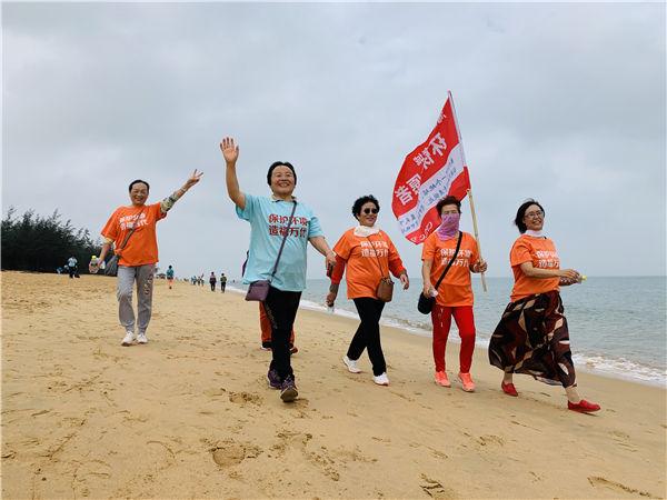 中学老师徒手夺刀救下浑身是血女子，男子街头（2021年澄迈环保徒步迎新活动活力开启）