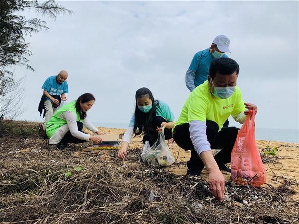 中学老师徒手夺刀救下浑身是血女子，男子街头（2021年澄迈环保徒步迎新活动活力开启）