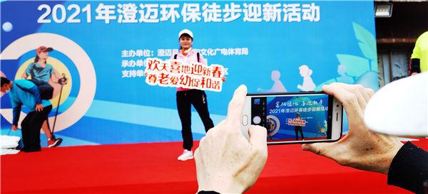 中学老师徒手夺刀救下浑身是血女子，男子街头（2021年澄迈环保徒步迎新活动活力开启）