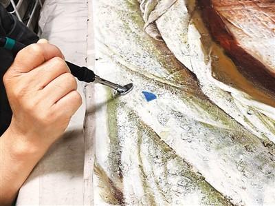 关于罗中立的油画父亲的细节描写，罗中立的油画父感人之处（油画《父亲》首次系统修复）