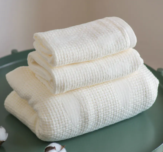 浴巾的正确使用方法，浴巾的正确使用方法男生（干发、擦身快如闪电）