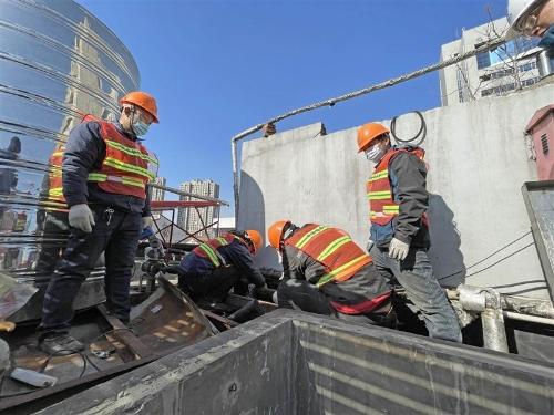 太湖花园家电维修部 老旧小区水管受冻抢修队严寒中保供 今起进入抢修高峰市民可先自助解冻