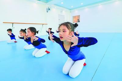 用数字画一只鸡，怎样用数字8来画简笔画两只小鸡（“鸡娃”背后，是突围还是困境）