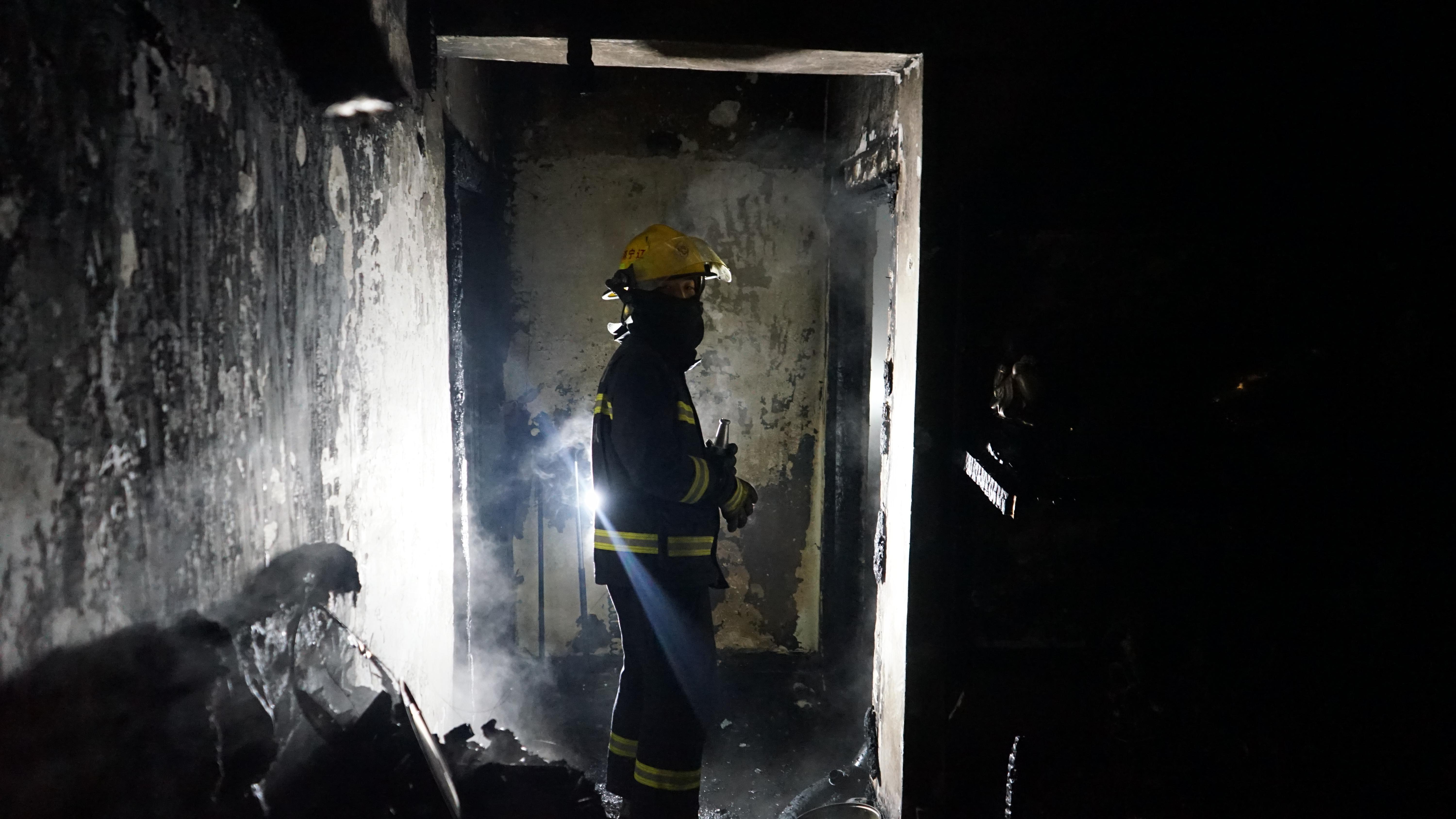 鞍山电暖器家电维修 半夜时分 家中电暖器突然起火