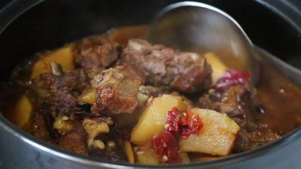 排骨炖土豆怎么做好吃，排骨炖土豆怎么炖（这道排骨炖土豆藏着小惊喜）