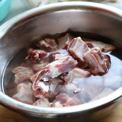 排骨炖土豆怎么做好吃，排骨炖土豆怎么炖（这道排骨炖土豆藏着小惊喜）