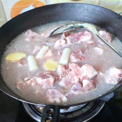 排骨炖土豆怎么做好吃，排骨炖土豆怎么炖（这道排骨炖土豆藏着小惊喜）