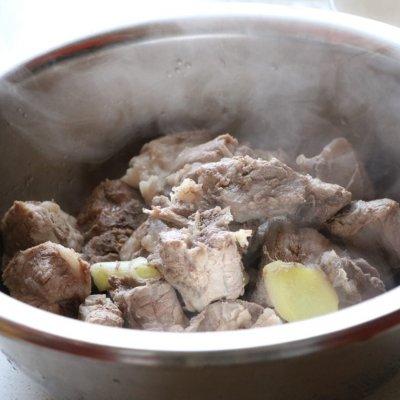 排骨炖土豆怎么做好吃，排骨炖土豆怎么炖（这道排骨炖土豆藏着小惊喜）