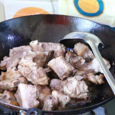 排骨炖土豆怎么做好吃，排骨炖土豆怎么炖（这道排骨炖土豆藏着小惊喜）