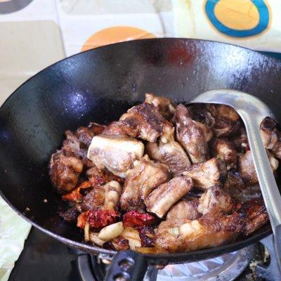 排骨炖土豆怎么做好吃，排骨炖土豆怎么炖（这道排骨炖土豆藏着小惊喜）