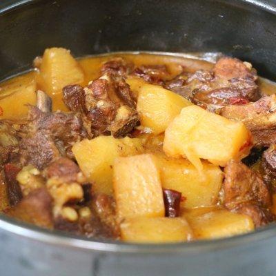 排骨炖土豆怎么做好吃，排骨炖土豆怎么炖（这道排骨炖土豆藏着小惊喜）