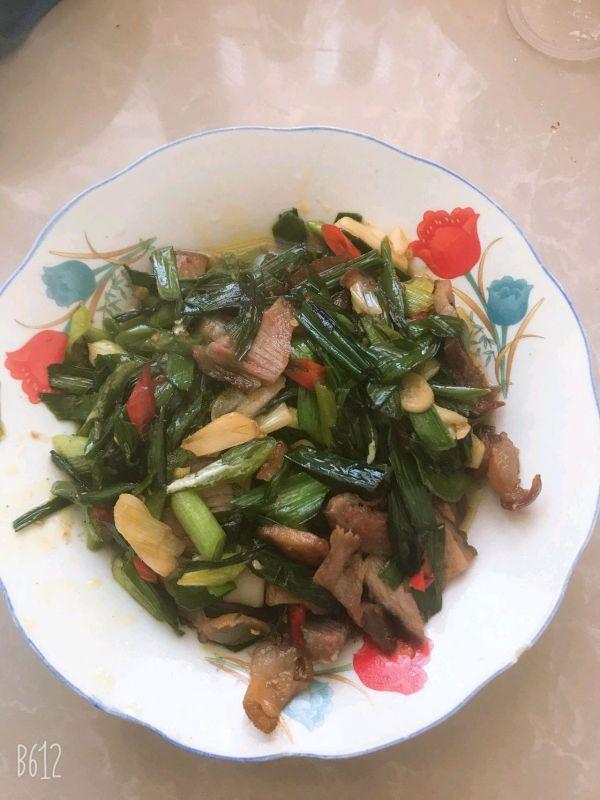 熏肉怎么吃，熏肉的做法最正宗的做法（原来做#福气年夜菜#蒜苗炒腊肉这么简单）