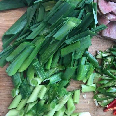 熏肉怎么吃，熏肉的做法最正宗的做法（原来做#福气年夜菜#蒜苗炒腊肉这么简单）