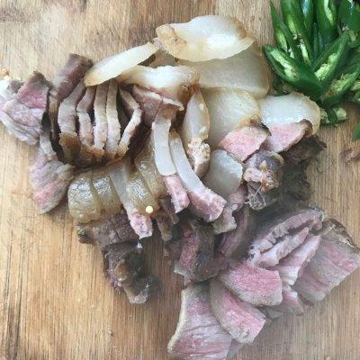 熏肉怎么吃，熏肉的做法最正宗的做法（原来做#福气年夜菜#蒜苗炒腊肉这么简单）