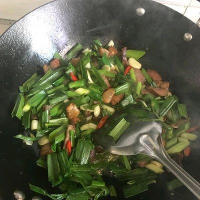 熏肉怎么吃，熏肉的做法最正宗的做法（原来做#福气年夜菜#蒜苗炒腊肉这么简单）