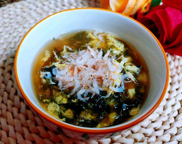 紫菜蛋汤里可以放虾米一起做汤吗,紫菜龙虾鸡蛋可以放在一起做汤吗