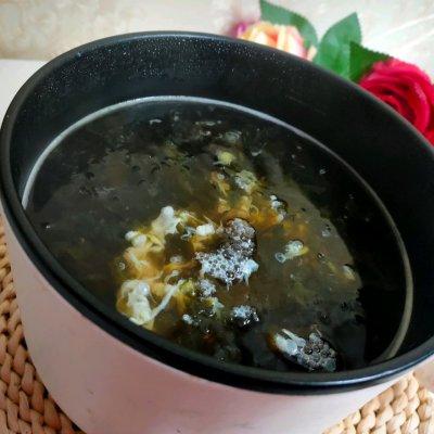 紫菜蛋汤里可以放虾米一起做汤吗，紫菜龙虾鸡蛋可以放在一起做汤吗（懒人版紫菜蛋花汤）