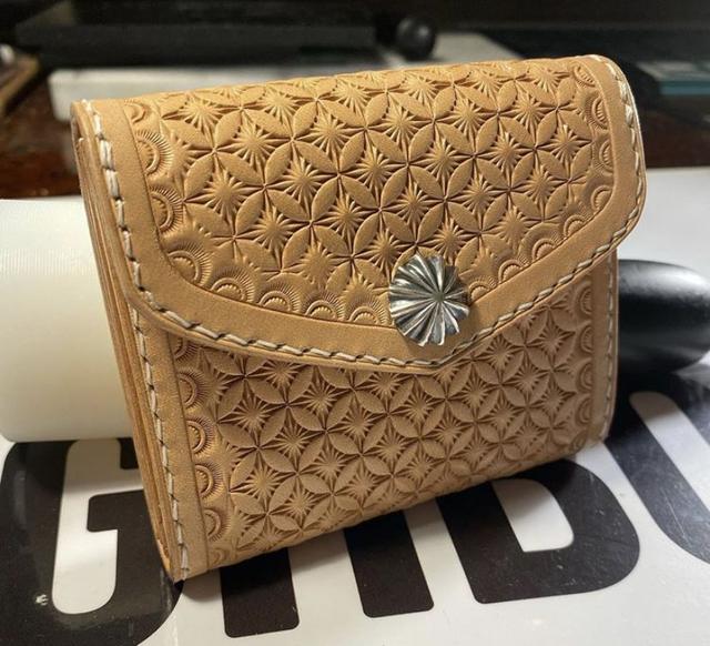 植鞣皮是什么，植鞣皮是什么材质（日式风财布、雕花皮具总被认为脏且粗狂）