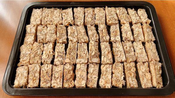 花生芝麻糖做法，花生芝麻糖做法窍门（过年必不可少：手工花生芝麻糖）