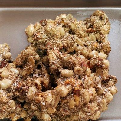 花生芝麻糖做法，花生芝麻糖做法窍门（过年必不可少：手工花生芝麻糖）