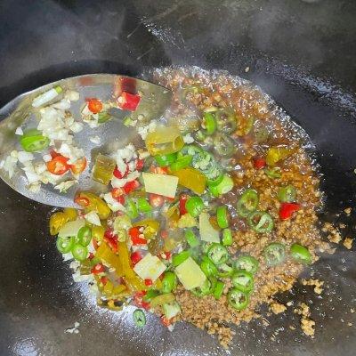 酸豆角怎么炒好吃，腌的酸豆角怎么炒好吃（网红酸豆角炒肉沫）