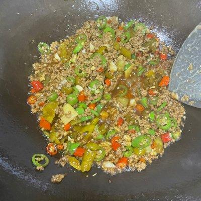 酸豆角怎么炒好吃，腌的酸豆角怎么炒好吃（网红酸豆角炒肉沫）