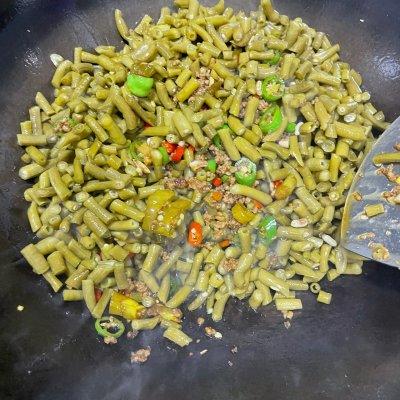 酸豆角怎么炒好吃，腌的酸豆角怎么炒好吃（网红酸豆角炒肉沫）