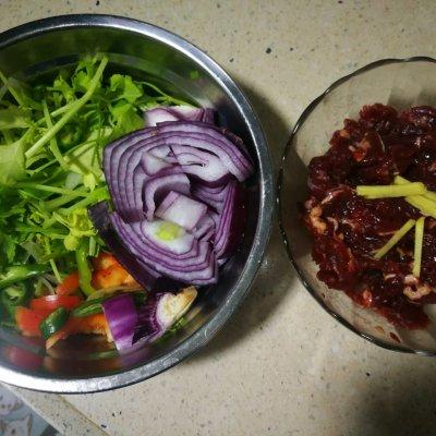 牛肉可以炒什么，牛肉可以和什么一起炒（冬日里来一道牛肉炒洋葱）