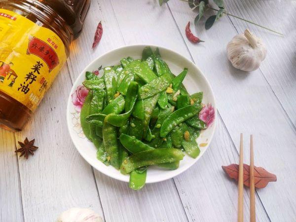 豌豆怎么炒好吃，豌豆怎么炒好吃又简单（这道素炒豌豆荚比大厨做的还好吃）