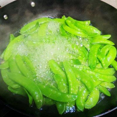 豌豆怎么炒好吃，豌豆怎么炒好吃又简单（这道素炒豌豆荚比大厨做的还好吃）